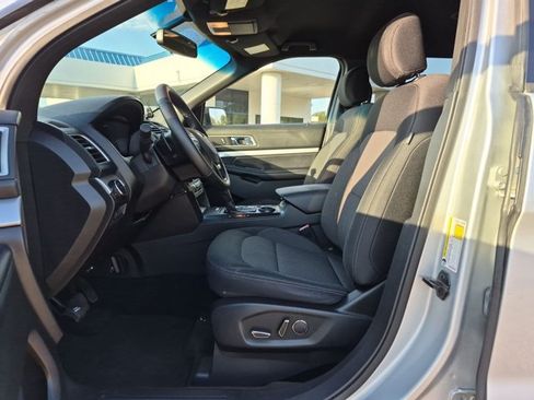 Used 2017 Ford Explorer XLT w/ Equipment Group 201A FWD image 15