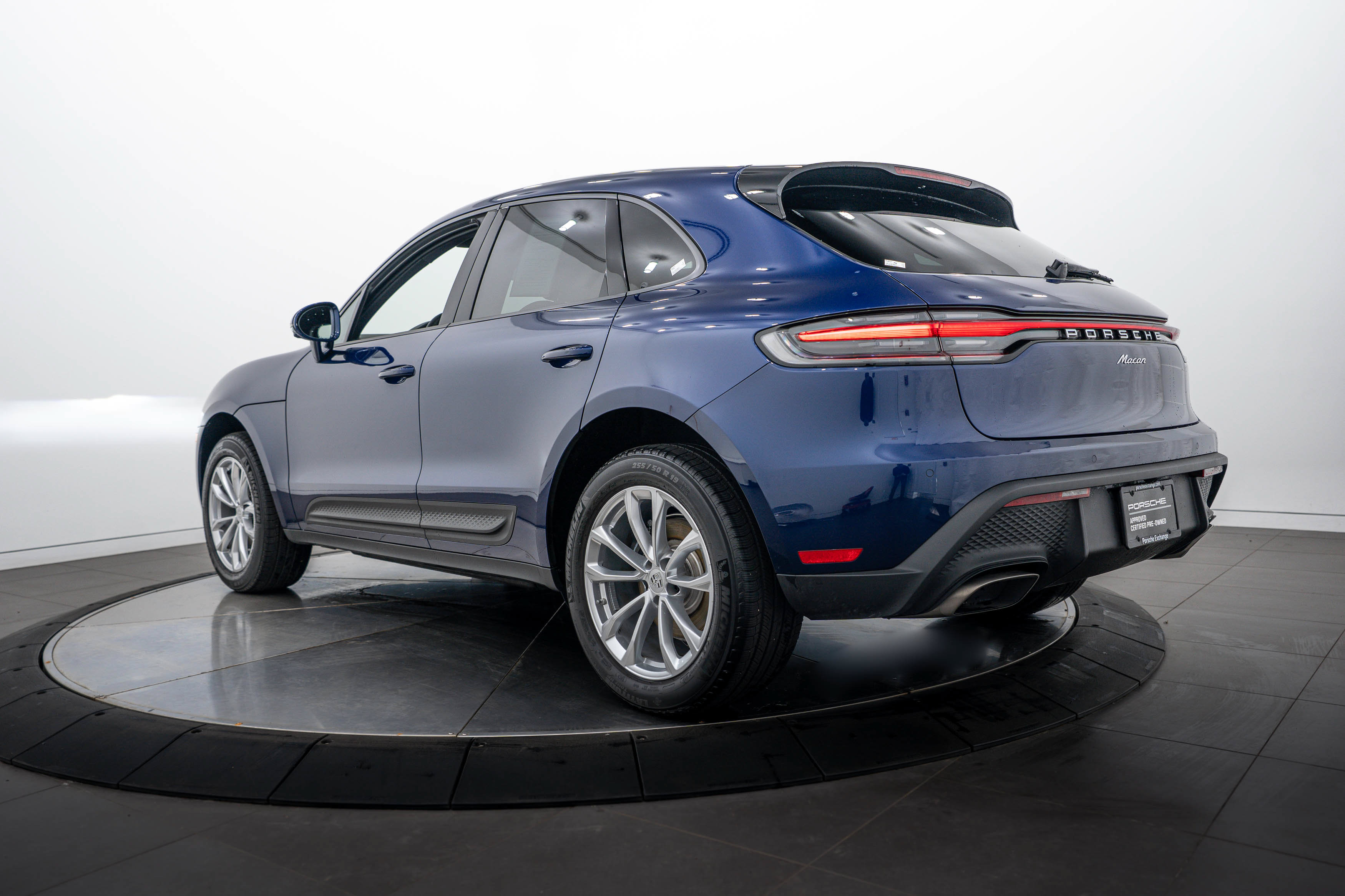 Certified 2026 Porsche Macan AWD/4WD image 3