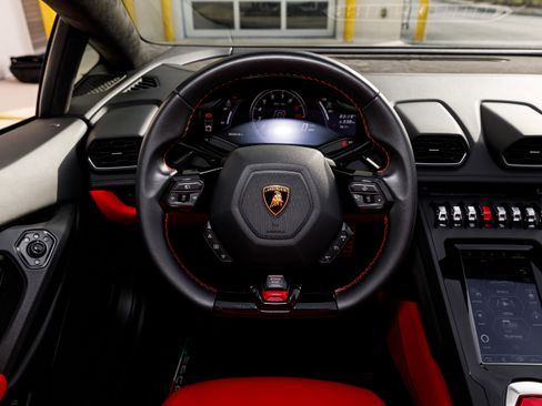 Used 2024 Lamborghini Huracan EVO image 38