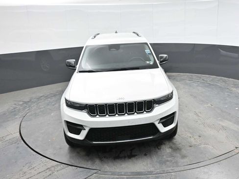 Used 2023 Jeep Grand Cherokee Laredo AWD/4WD image 17