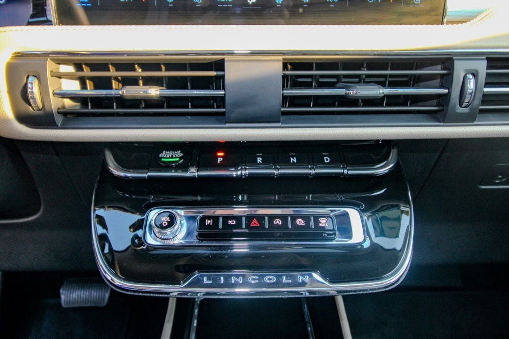 Used 2025 Lincoln Corsair AWD w/ Equipment Group 101A image 27