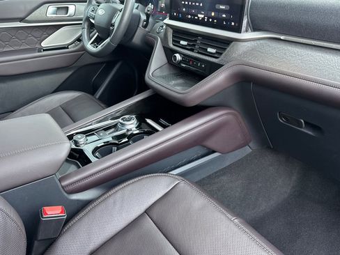 Used 2025 Ford Explorer Platinum w/ LUX Leather Package image 19