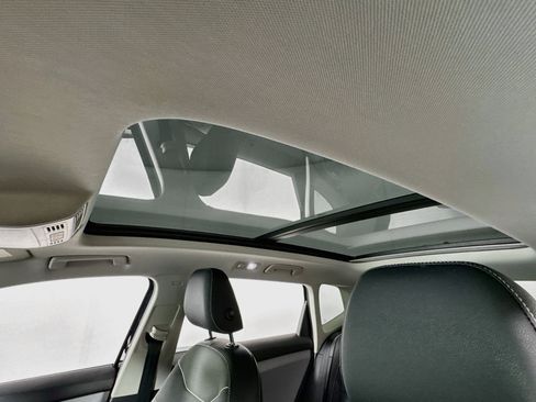 Used 2023 Volkswagen Taos SE w/ Panoramic Sunroof Package FWD image 5