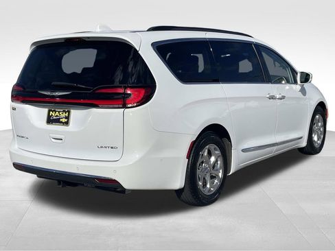 Used 2022 Chrysler Pacifica Limited image 3