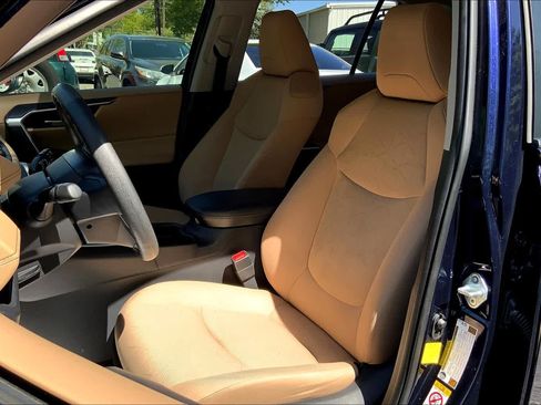 Used 2019 Toyota RAV4 XLE w/ Convenience Package FWD image 6