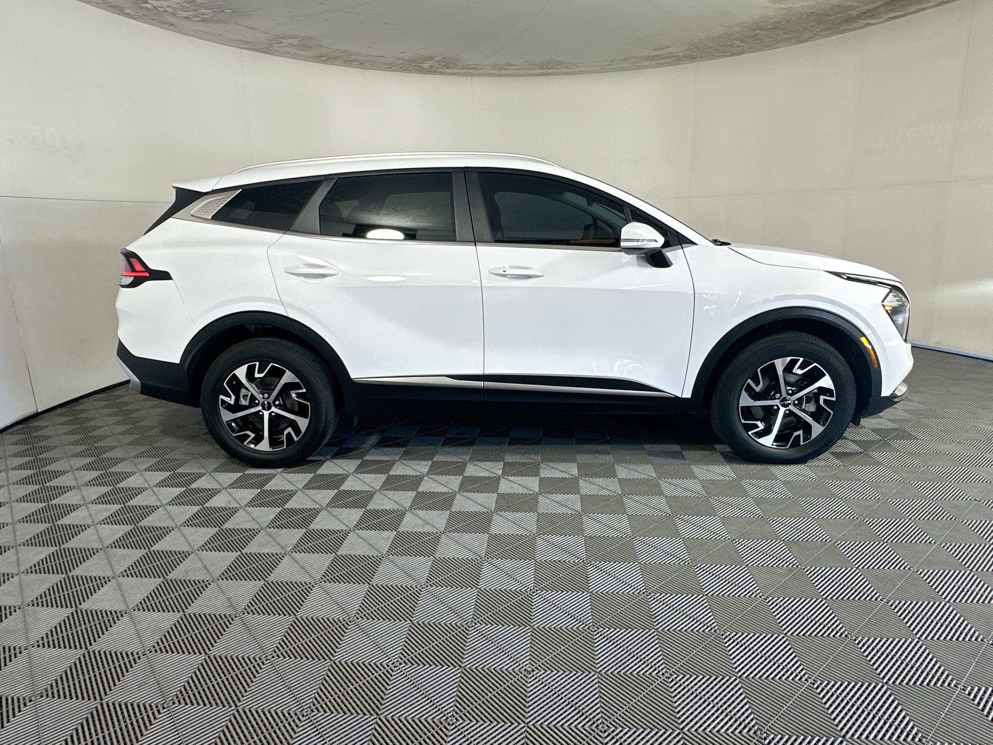 Used 2023 Kia Sportage EX AWD/4WD image 2