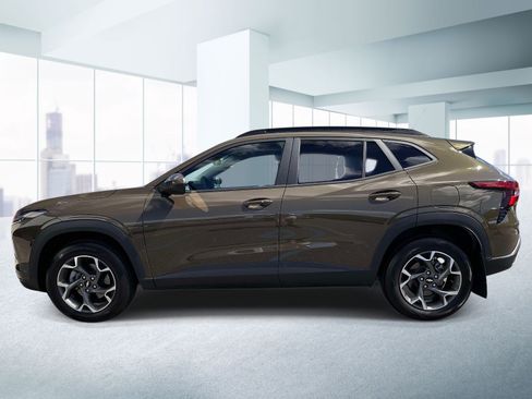 Used 2024 Chevrolet Trax LT w/ Sunroof Package FWD image 2