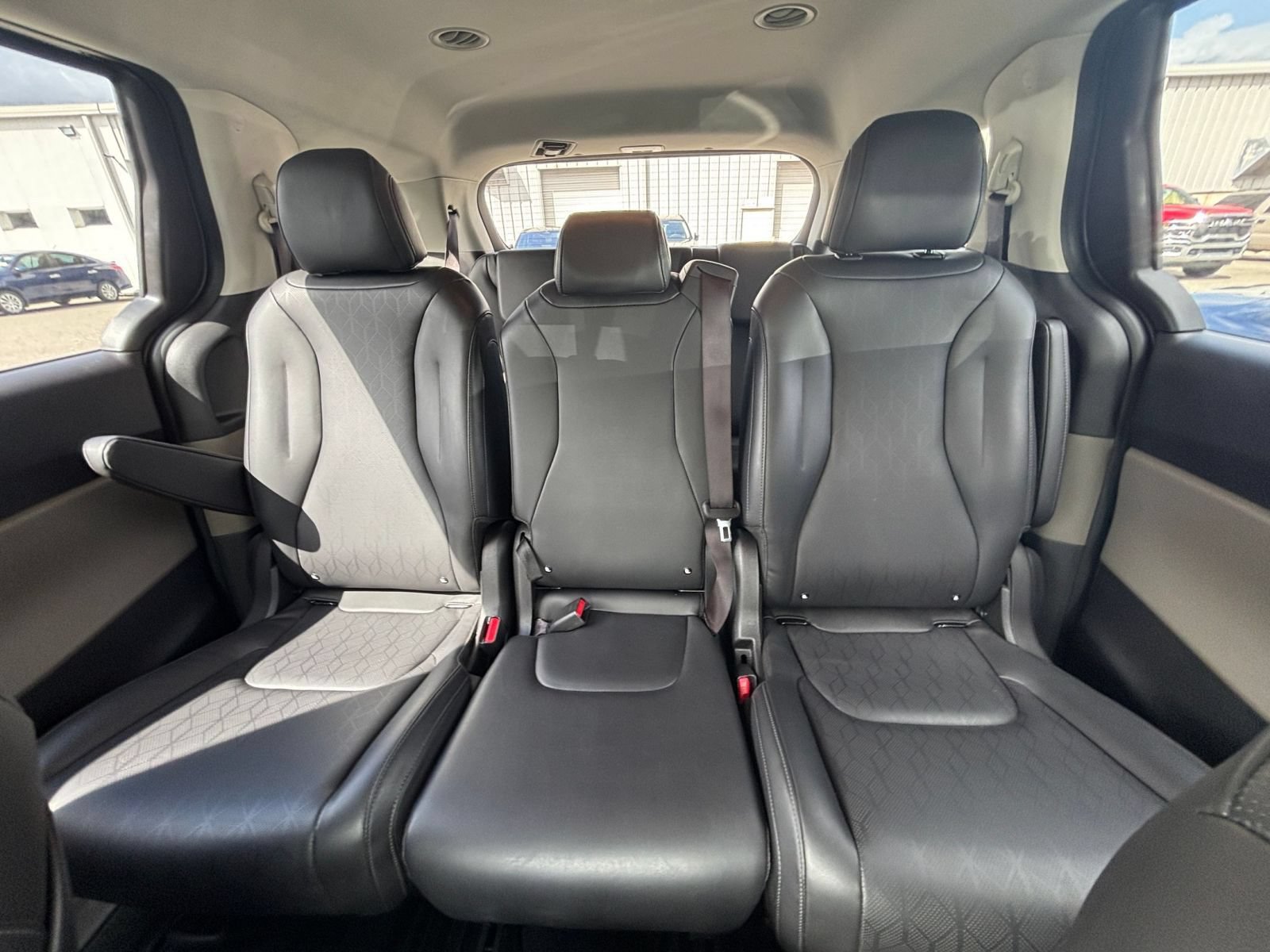 Used 2026 Kia Carnival FWD image 40