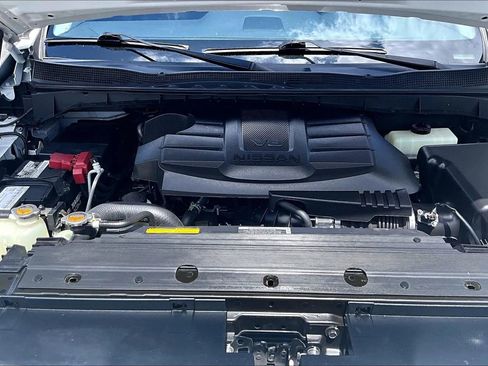 Used 2022 Nissan Titan SV RWD image 9