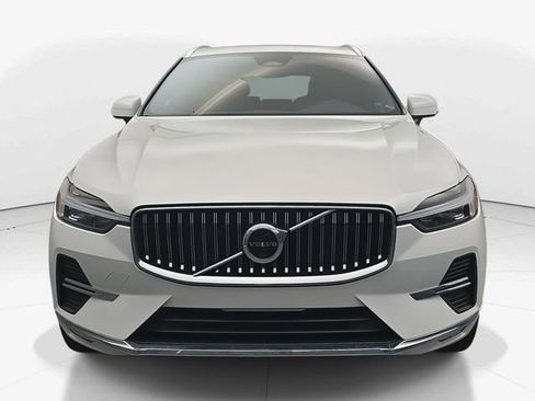 Used 2023 Volvo XC60 B5 Plus image 3