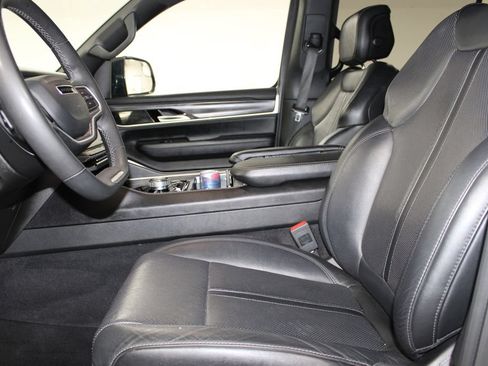 Used 2023 Jeep Wagoneer L Series II AWD/4WD image 17