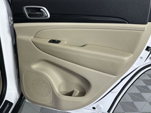 Used 2021 Jeep Grand Cherokee Laredo RWD image 32