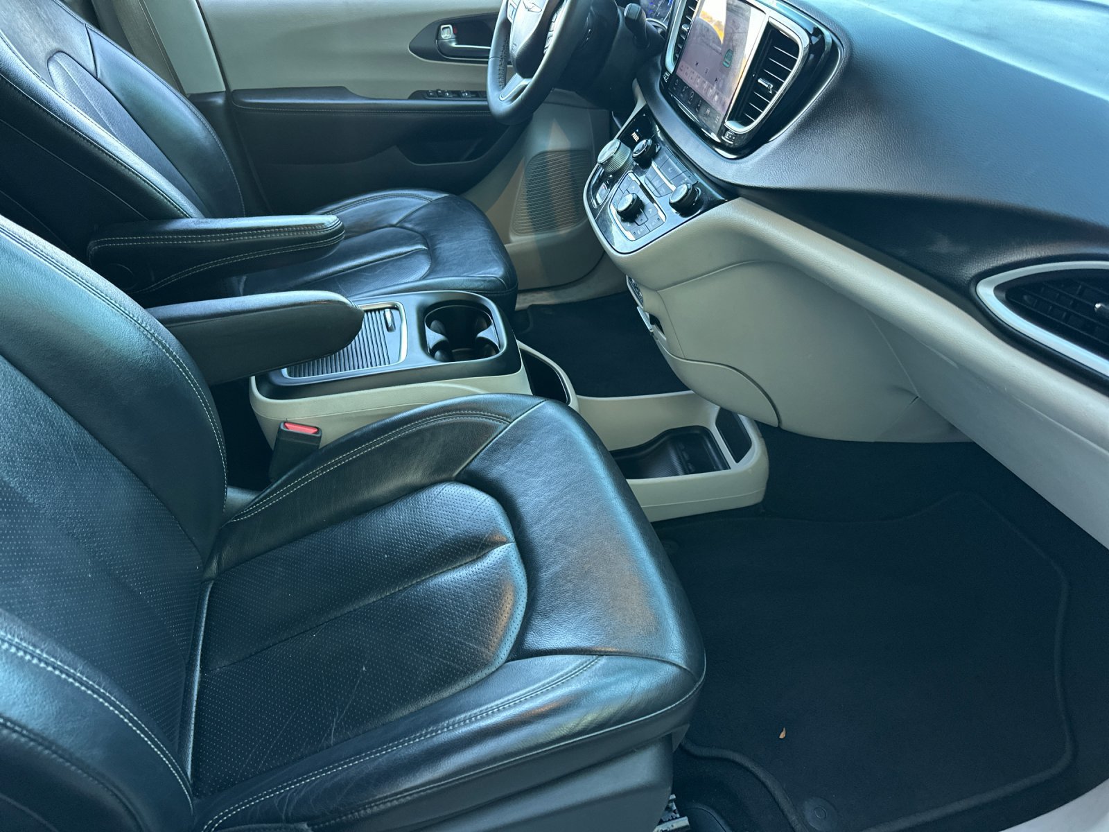 Used 2022 Chrysler Pacifica Touring-L FWD image 16