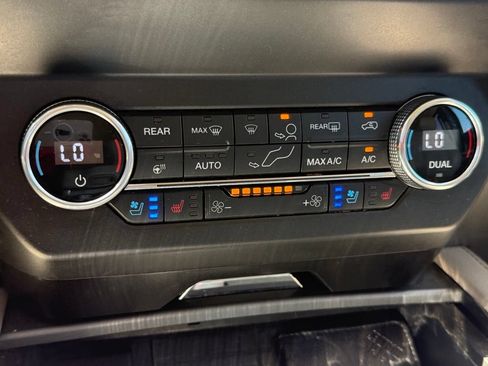 Used 2019 Ford Expedition XLT w/ Equipment Group 202A AWD/4WD image 27