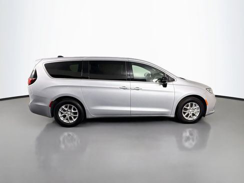 Used 2026 Chrysler Pacifica Select FWD image 11