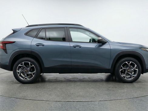Used 2025 Chevrolet Trax LT image 11
