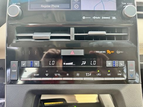 Used 2020 Toyota Avalon Limited image 25