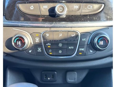 Used 2023 Chevrolet Traverse LT image 9