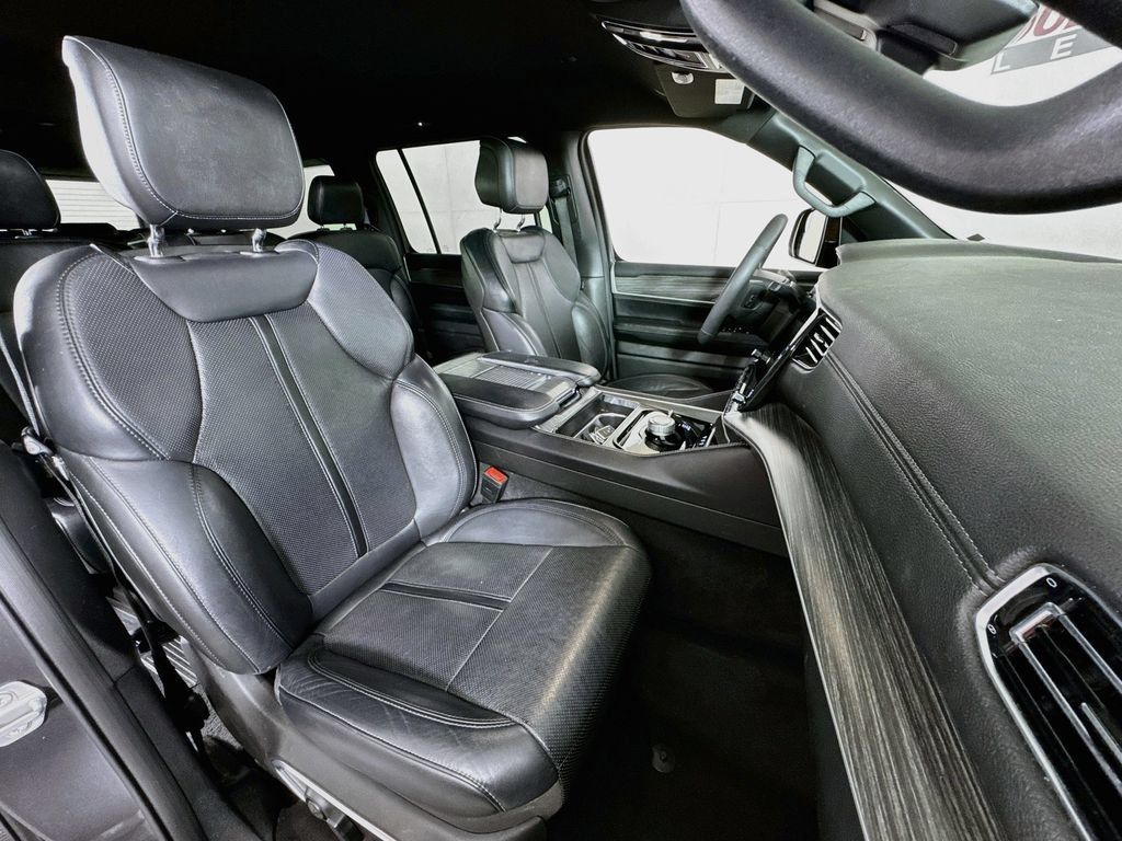 Used 2024 Jeep Wagoneer L Series II w/ Flexible Seating Group AWD/4WD image 30