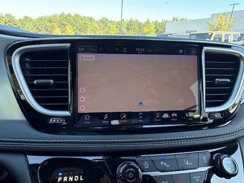 Used 2025 Chrysler Pacifica Limited FWD image 34