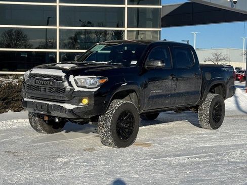 Used 2016 Toyota Tacoma TRD Sport image 7