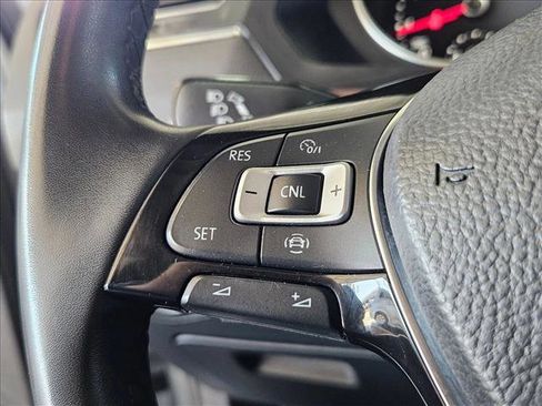 Used 2020 Volkswagen Tiguan SE image 11