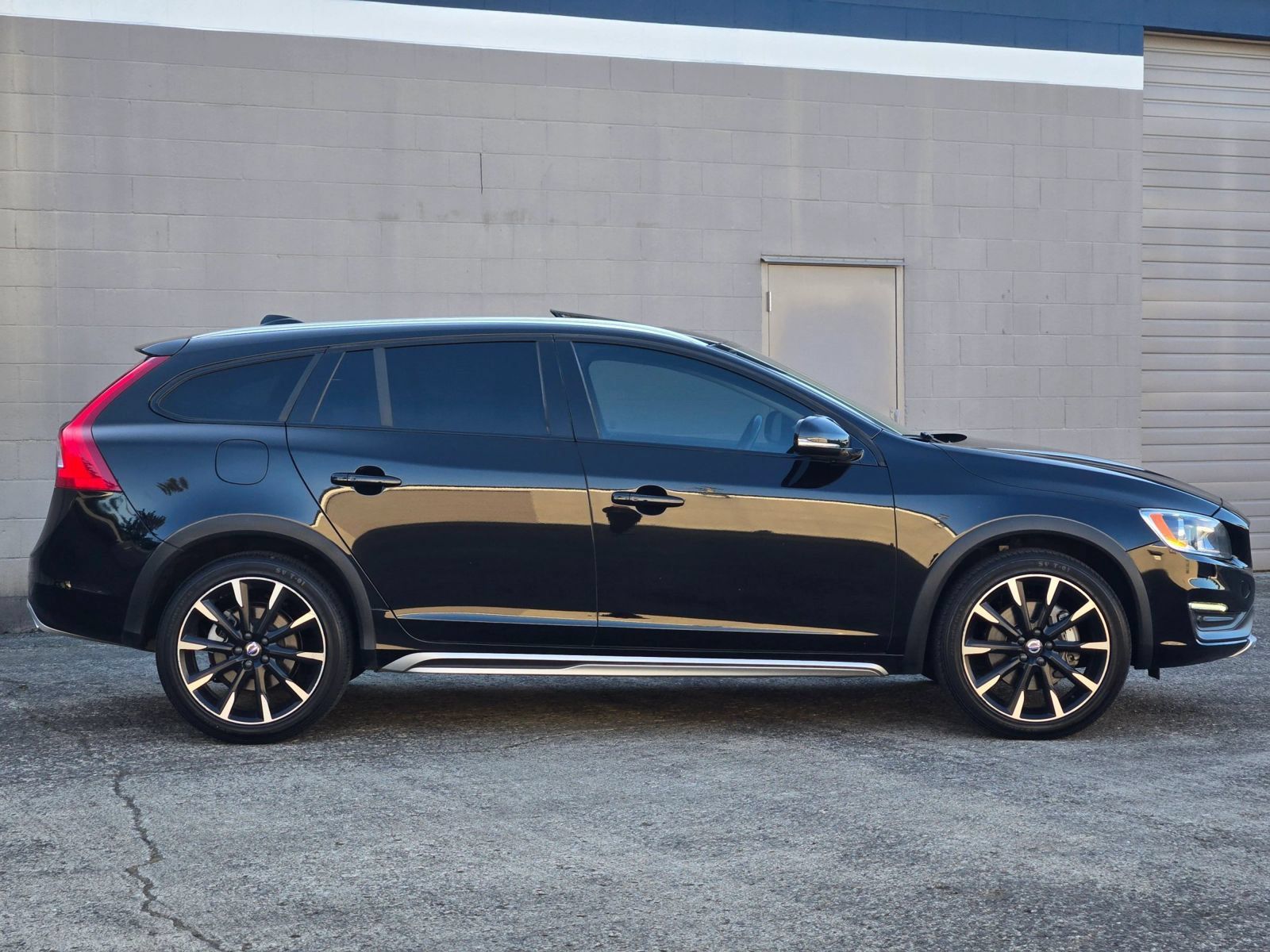 Used 2016 Volvo V60 T5 Cross Country w/ Convenience Package AWD/4WD image 9