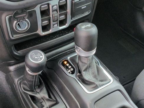 Used 2025 Jeep Wrangler Unlimited Sahara AWD/4WD image 15