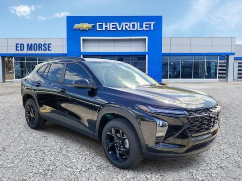 New 2026 Chevrolet Trax LT w/ Midnight Edition FWD image 2
