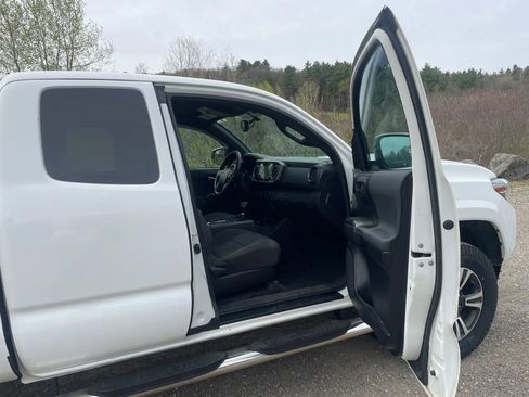 Used 2017 Toyota Tacoma 4x4 Access Cab image 26