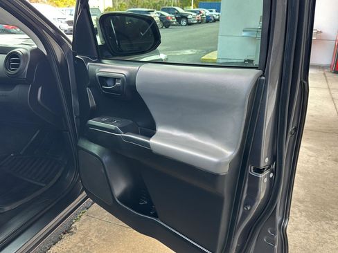 Used 2017 Toyota Tacoma SR5 image 12