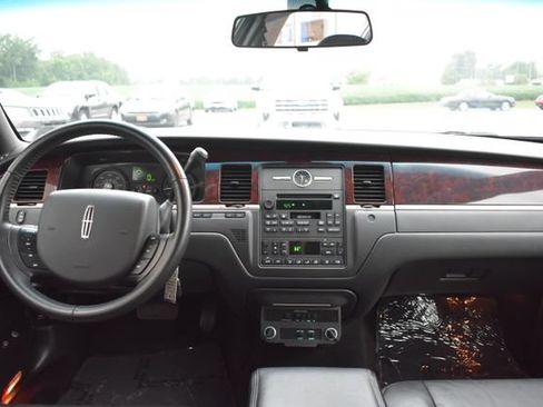 Used 2008 Lincoln Town Car Executive RWD image 32