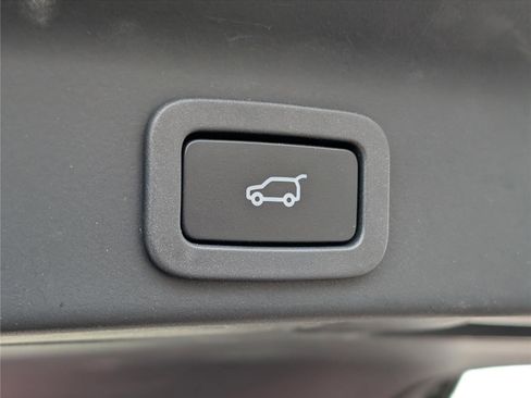 Used 2019 Jaguar F-PACE Prestige image 15