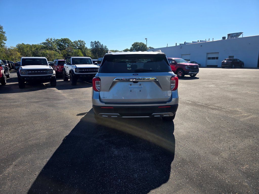 Certified 2020 Ford Explorer XLT w/ Equipment Group 202A AWD/4WD image 4