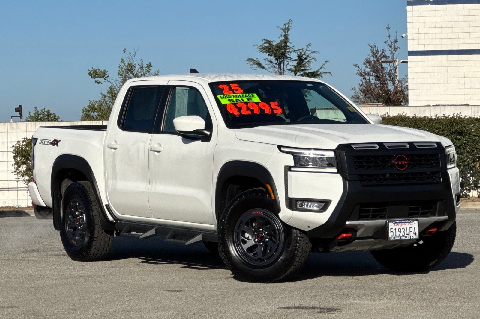 Used 2025 Nissan Frontier PRO-4X w/ Tow Package AWD/4WD image 2