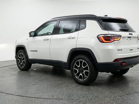 Used 2025 Jeep Compass Trailhawk AWD/4WD image 6