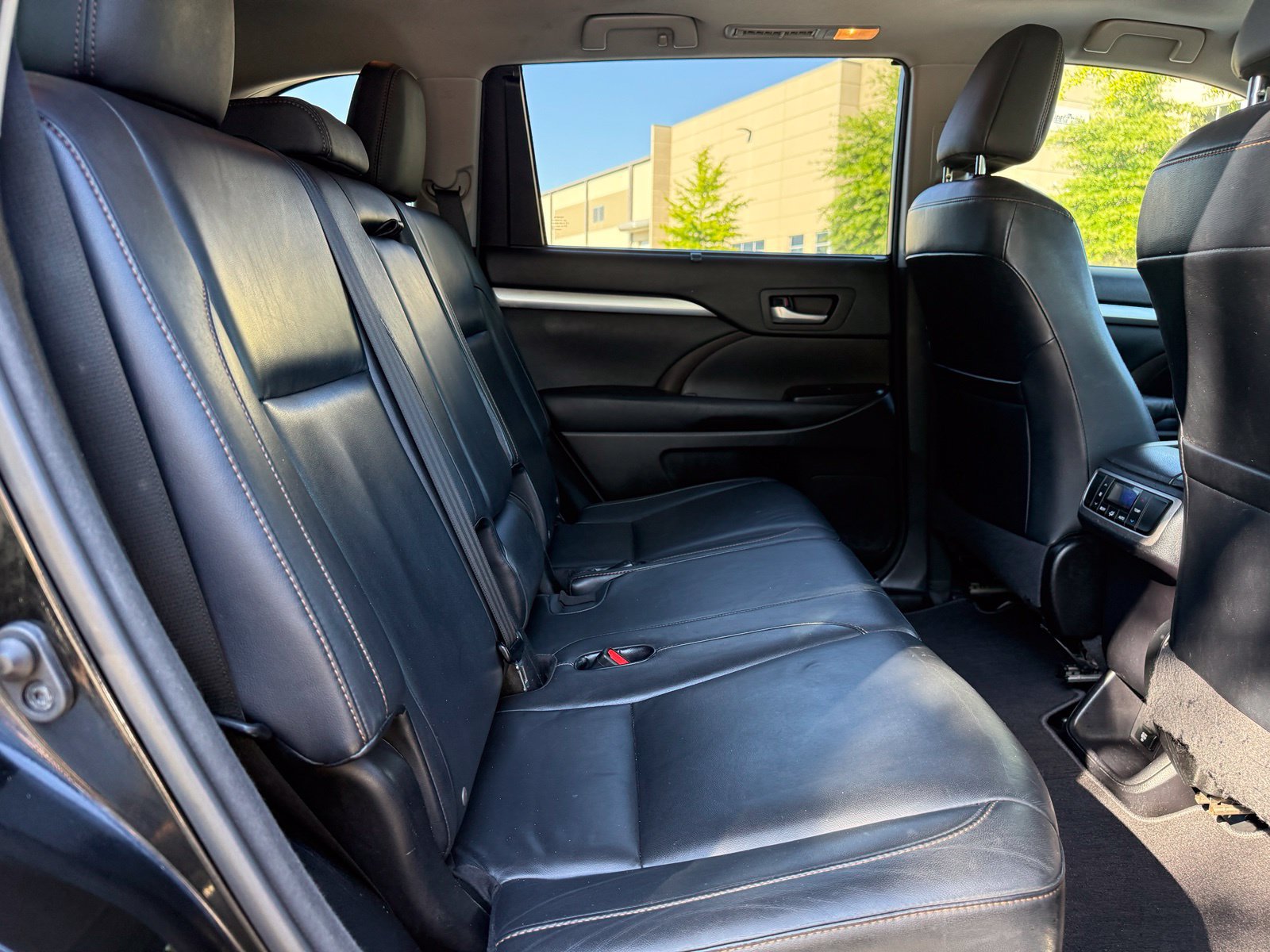 Used 2015 Toyota Highlander XLE AWD/4WD image 39