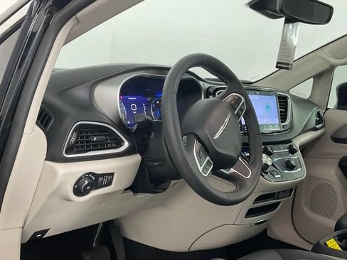 Used 2024 Chrysler Pacifica Touring-L FWD image 14