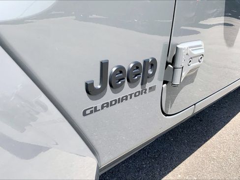 Used 2023 Jeep Gladiator Sport AWD/4WD image 25