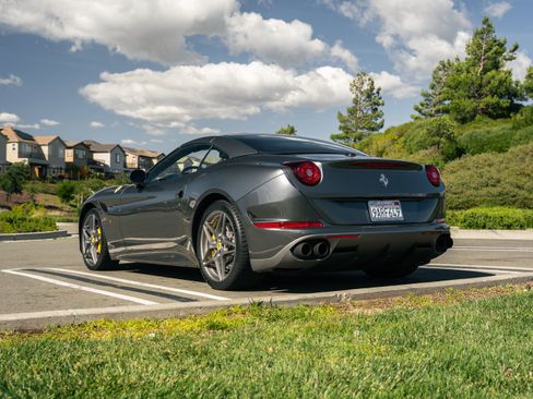 Used 2017 Ferrari California T RWD image 10