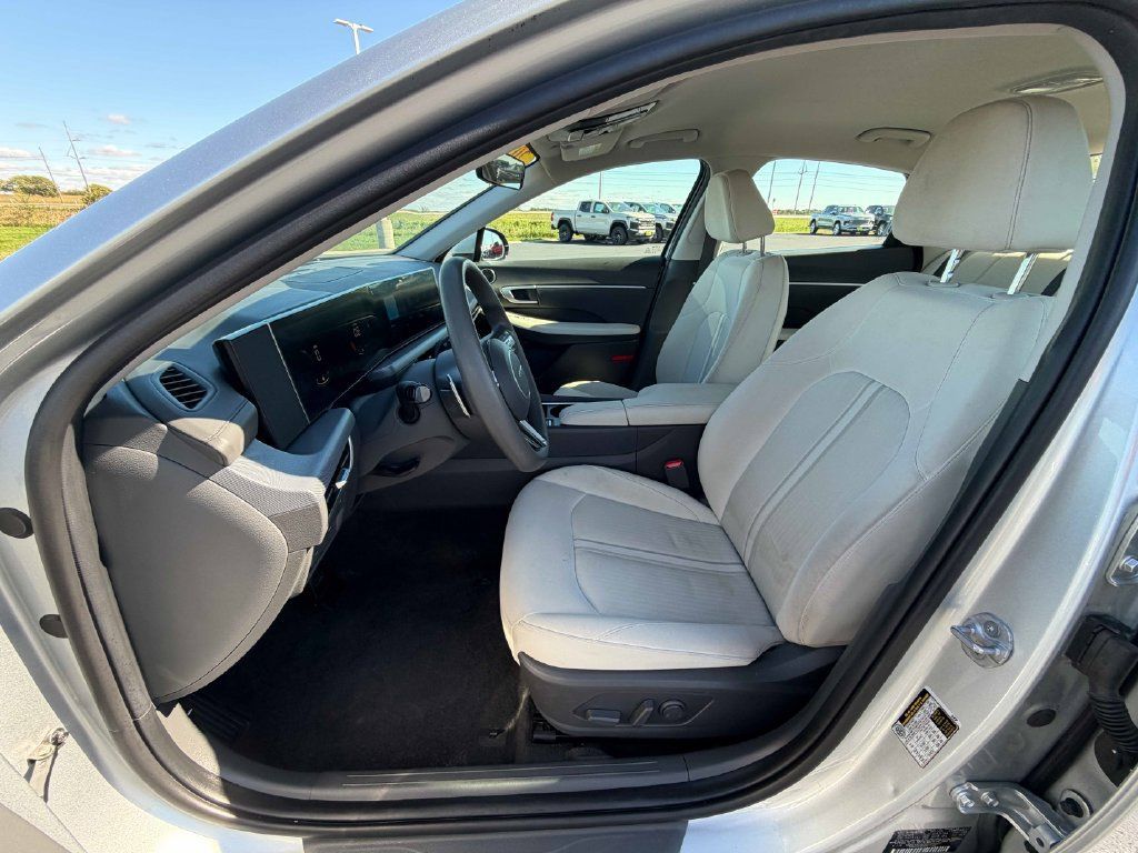Used 2024 Nissan Altima 2.5 SV FWD image 17