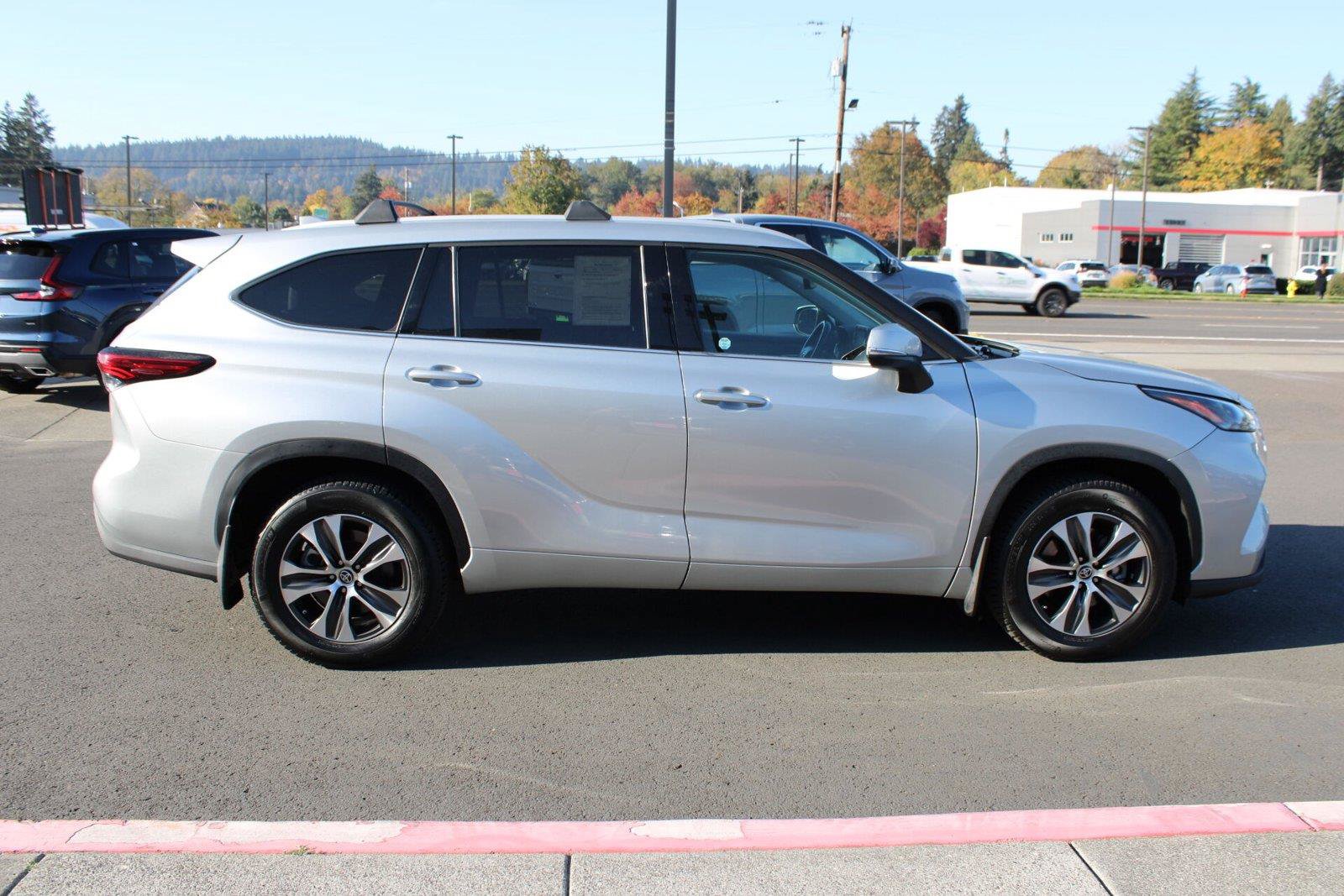 Used 2022 Toyota Highlander XLE AWD/4WD image 9