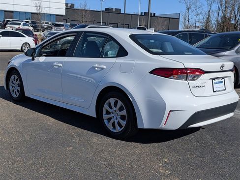 Used 2021 Toyota Corolla LE image 6