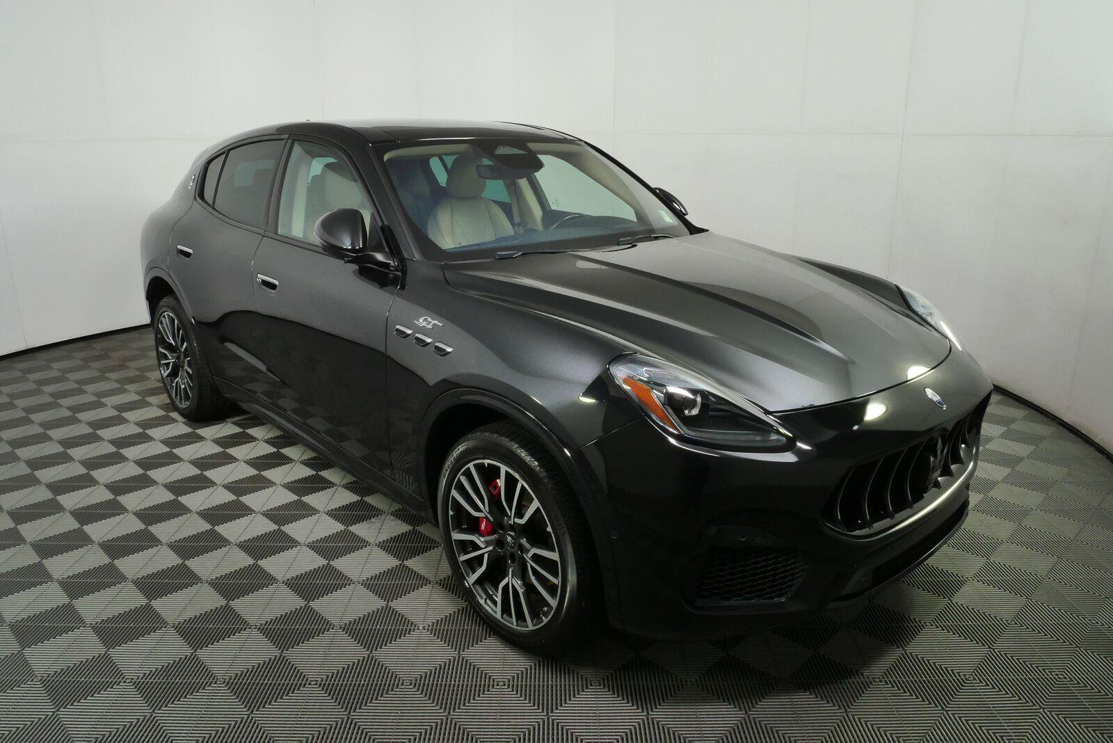 Used 2023 Maserati Grecale Modena AWD/4WD image 2