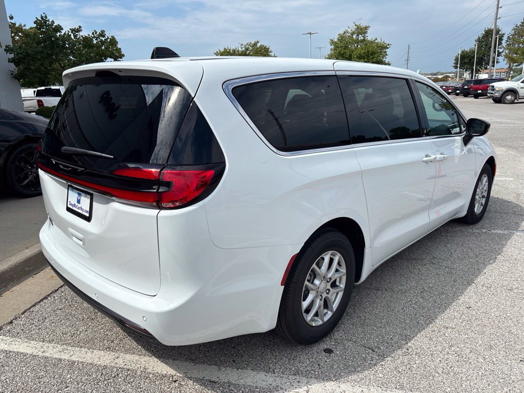 New 2027 Chrysler Pacifica Select FWD image 12