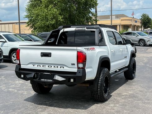 Used 2018 Toyota Tacoma TRD Off-Road AWD/4WD image 15