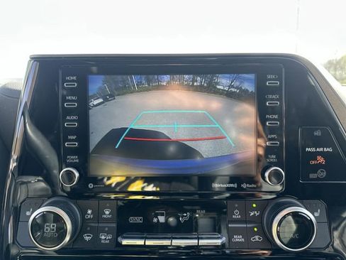 Used 2021 Toyota Highlander XLE image 23