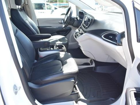 Used 2020 Chrysler Pacifica Touring-L FWD image 44