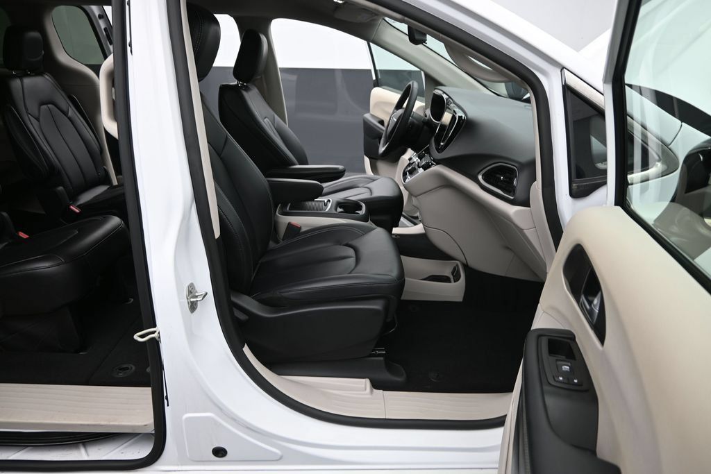 Used 2024 Chrysler Pacifica Touring-L FWD image 21