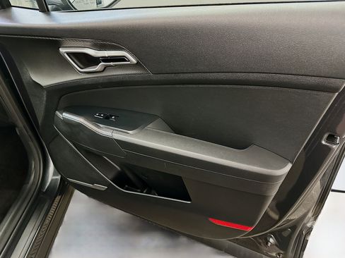 Used 2025 Kia Sportage LX image 32